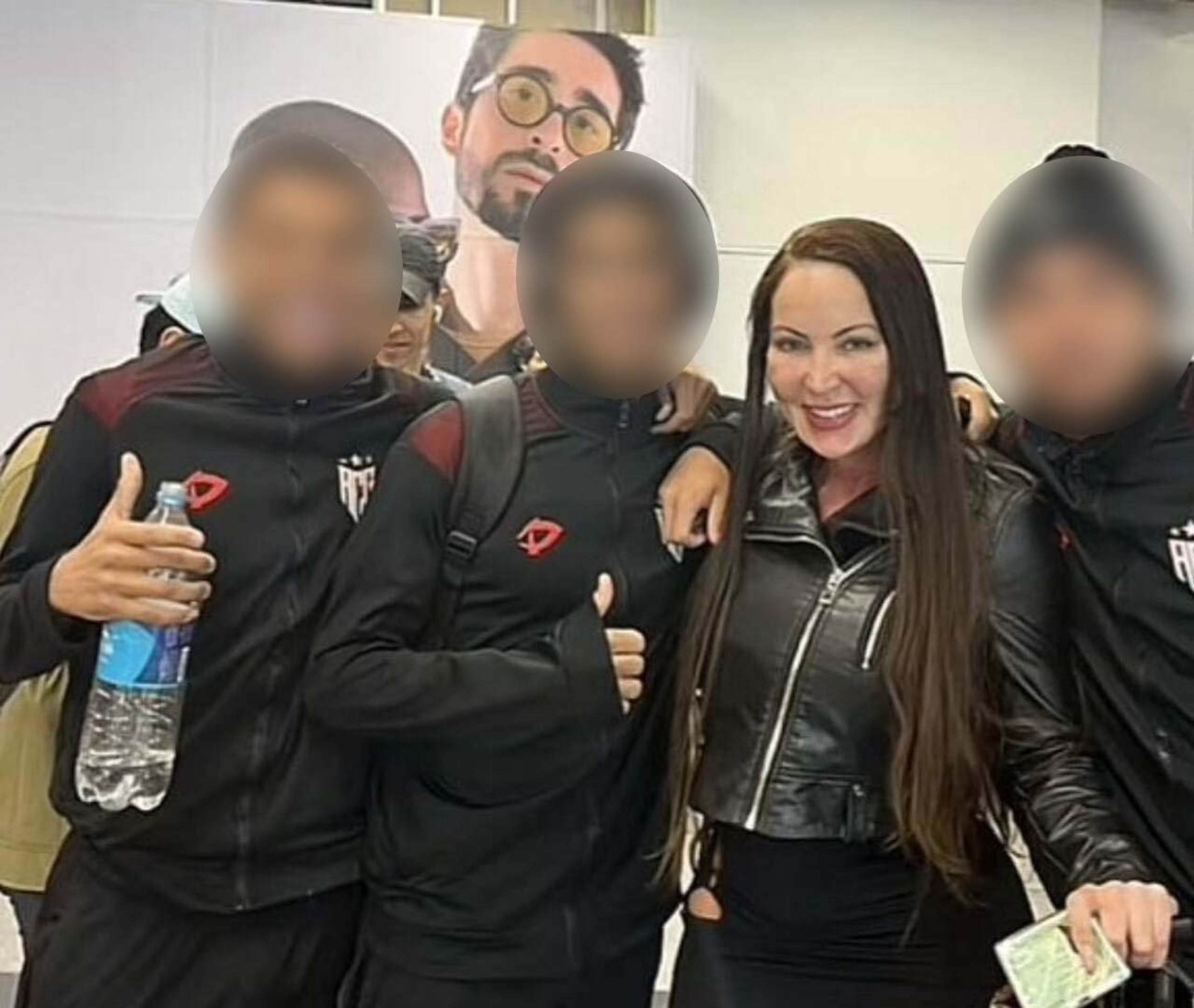 Atlético-GO dispensa jogadores da base após foto com atriz pornô