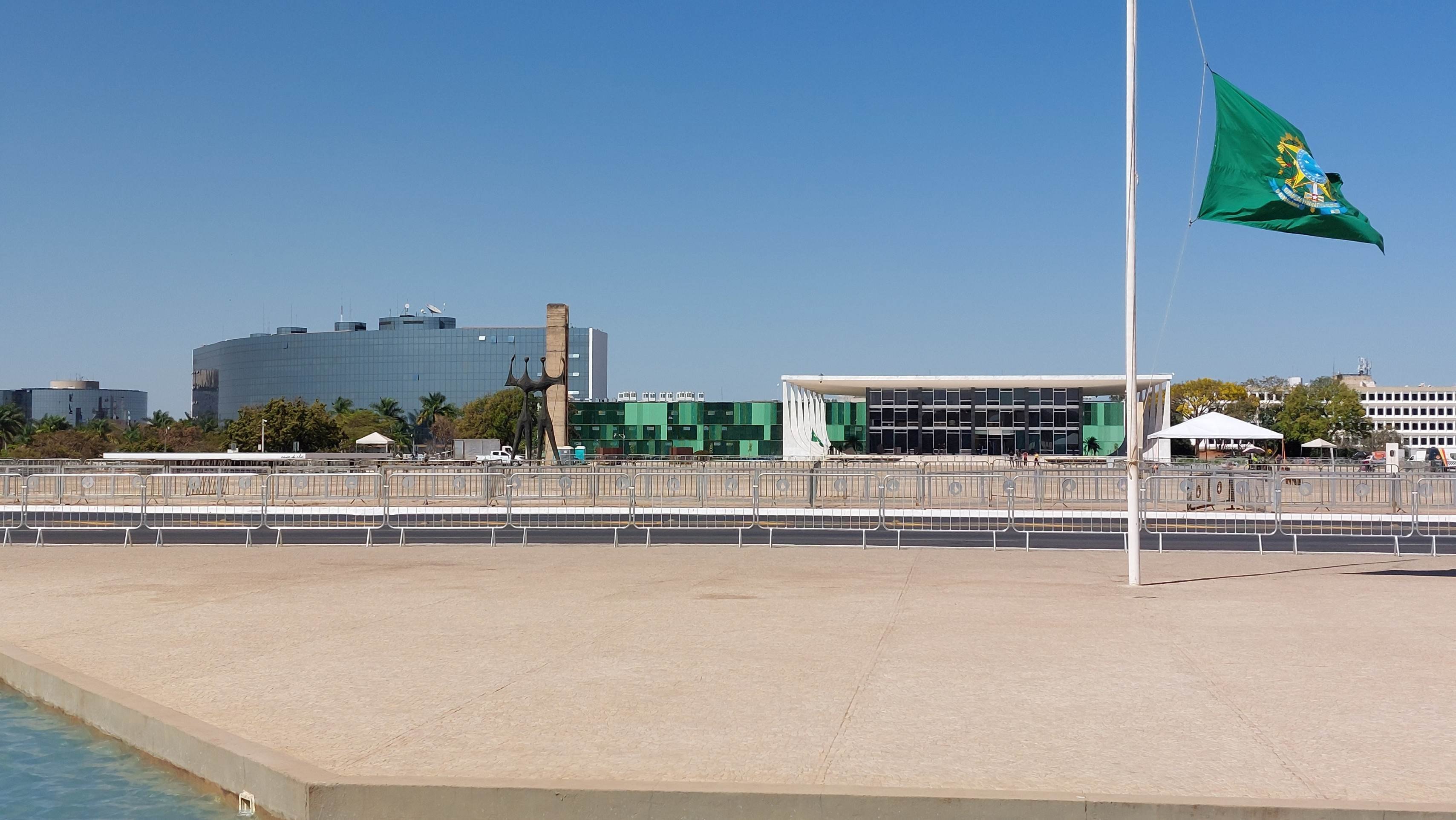 Planalto volta a ser cercado por grades na véspera do julgamento de Bolsonaro