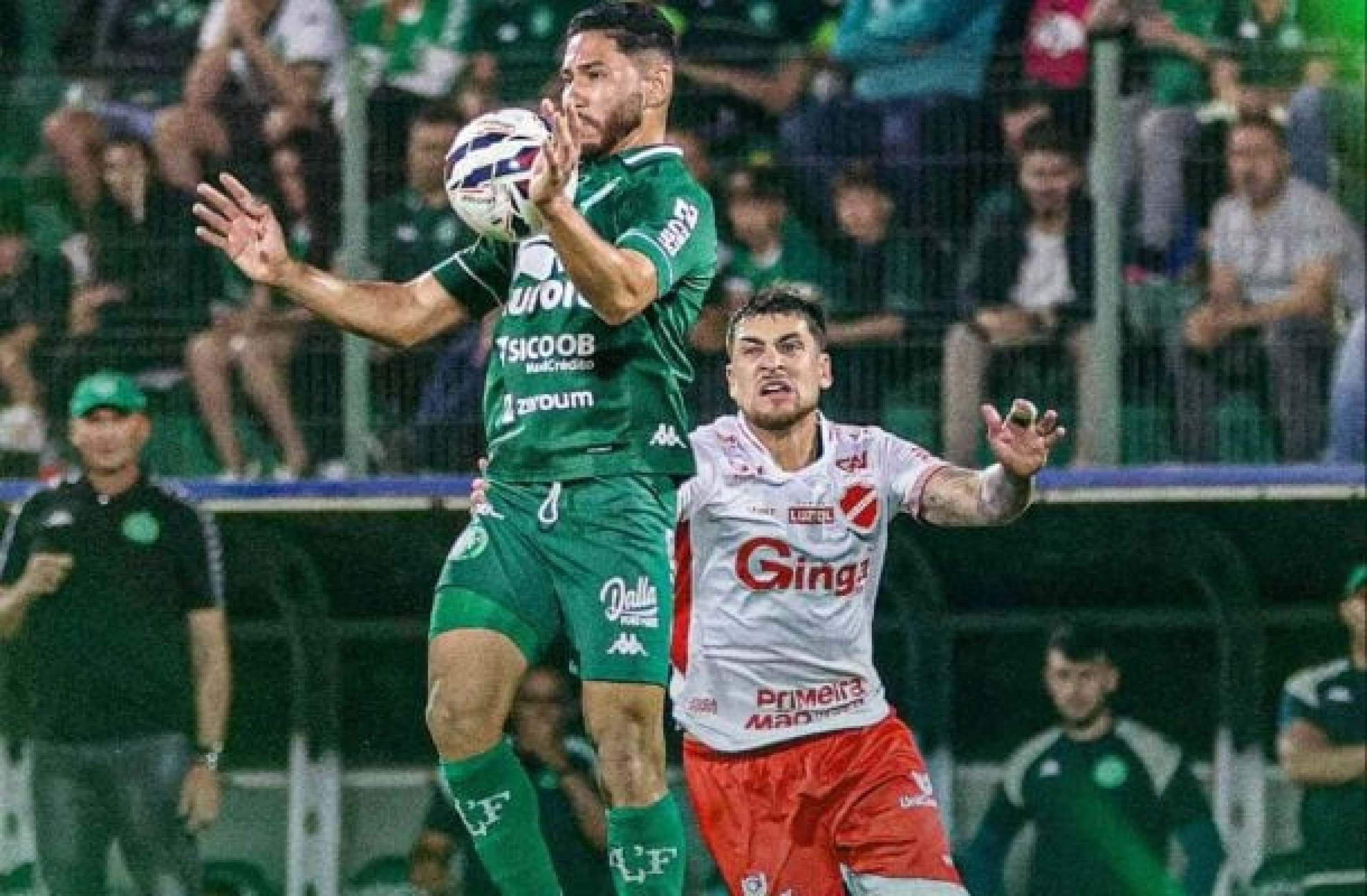 Chapecoense e Vila Nova empatam em jogo com dois pênaltis e VAR protagonista