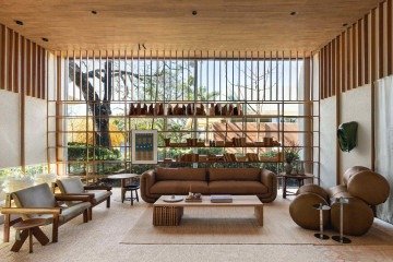 No projeto da Trama Arquitetura, estantes vazadas permitem circulação de luz e mantêm a integração com o exterior