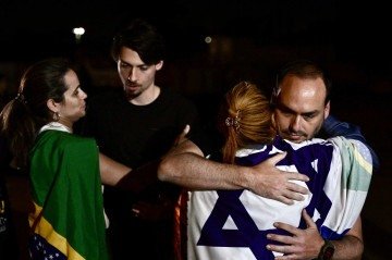 Filhos demonstram apoio a Bolsonaro antes de julgamento: 'Nação sangra'