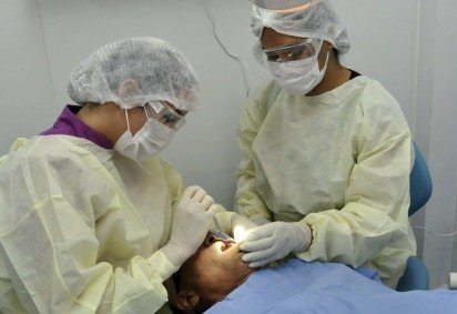 Dentistas extraem dente inflamado de paciente em UPA do Recanto das Emas: saúde da boca pode ter grande impacto na neurodegeneração -  (crédito: Minervino Júnior/CB/D.A.Press) -Dentistas extraem dente inflamado de paciente em UPA do Recanto das Emas: saúde da boca pode ter grande impacto na neurodegeneração -  (crédito: Minervino Júnior/CB/D.A.Press)