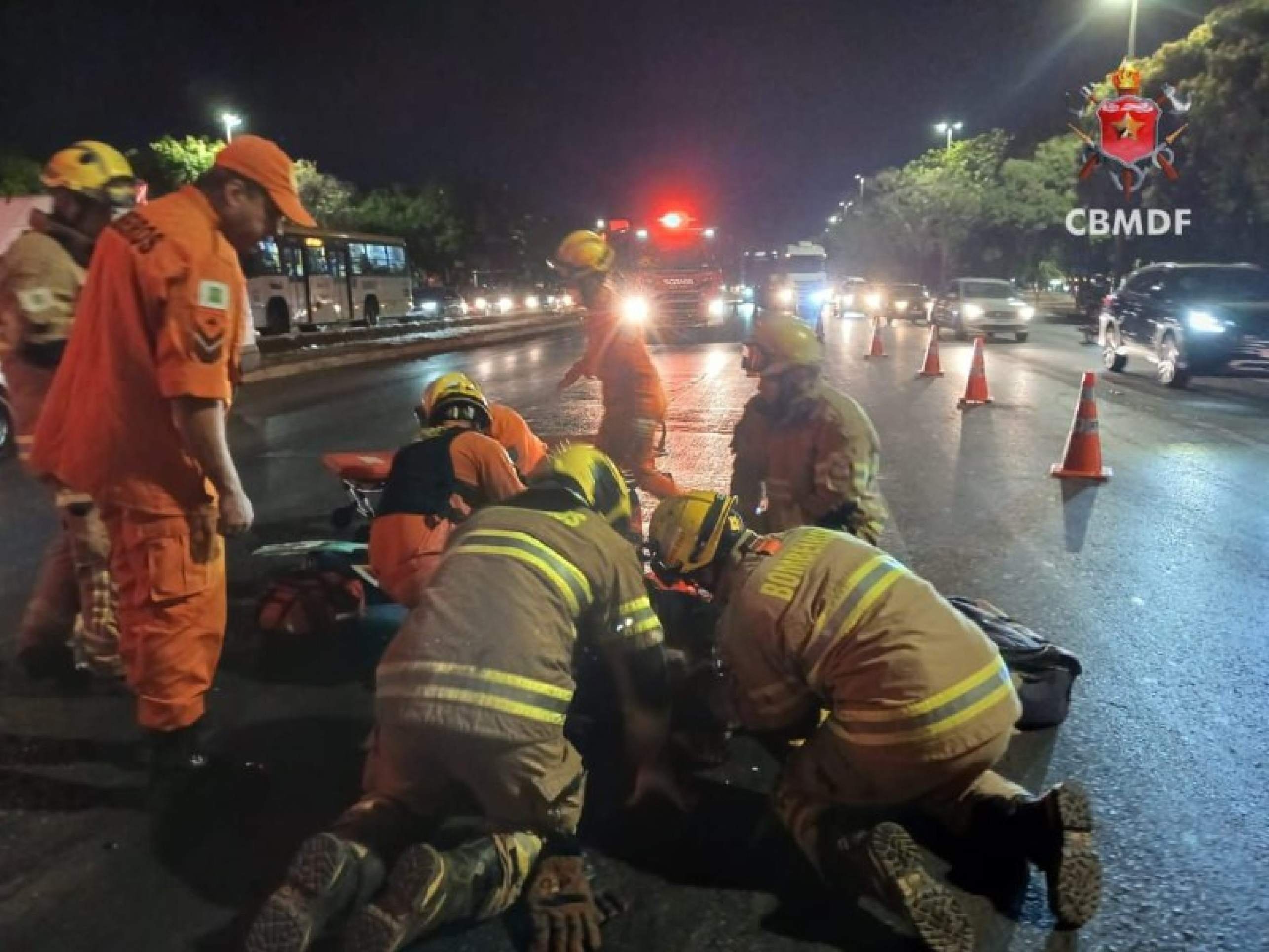 Homem fica com fratura exposta na perna ao ser atropelado por moto no Cruzeiro