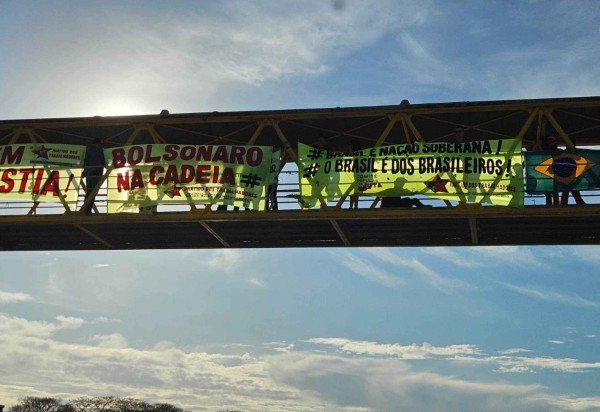 Na Octagonal, faixas com os dizeres "sem anistia" e "Bolsonaro na cadeia" foram penduradas em uma passarela nesta manhã