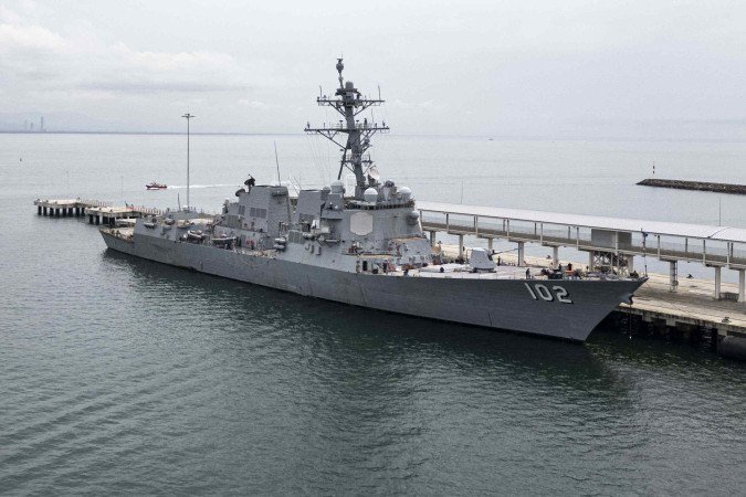 O destróier USS Sampson atracado na Cidade do Panamá: embarcação integra força naval dos Estados Unidos no Caribe  -  (crédito: Martin Bernetti/AFP)