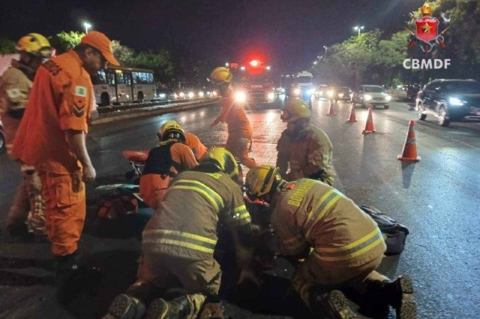 Homem foi atendido e levado ao hospital pelos bombeiros - (crédito: CBMDF/Divulgação) Homem foi atendido e levado ao hospital pelos bombeiros - (crédito: CBMDF/Divulgação)