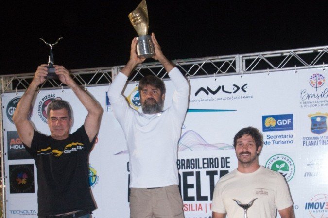 O brasiliense Glauco Pinto (ao centro) exibe o troféu de campeão do Campeonato Brasileiro no lugar mais alto do pódio - (crédito: Divulgação) O brasiliense Glauco Pinto (ao centro) exibe o troféu de campeão do Campeonato Brasileiro no lugar mais alto do pódio - (crédito: Divulgação)