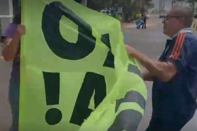 Bolsonarista arranca faixa de manifestante pede a prisão do ex-presidente -  (crédito: Reprodução)