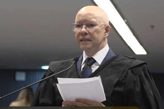 'Se o Bolsonaro precisar de eu levar cigarro pra ele em qualquer lugar, conte comigo', diz Demóstenes Torres durante defesa de almirante - (crédito: BBC Geral) 'Se o Bolsonaro precisar de eu levar cigarro pra ele em qualquer lugar, conte comigo', diz Demóstenes Torres durante defesa de almirante - (crédito: BBC Geral)