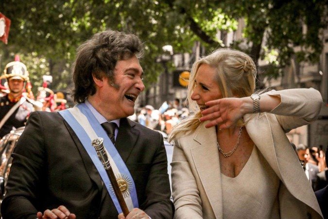 Os irmãos durante a posse presidencial, em novembro de 2023 - (crédito: Divulgação/X @KarinaMileiOk) Os irmãos durante a posse presidencial, em novembro de 2023 - (crédito: Divulgação/X @KarinaMileiOk)