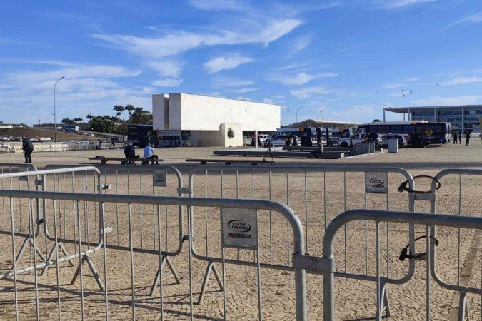 Grades também cercam o STF nos dias de julgamento do ex-presidente Bolsonaro - (crédito: Ed Alves/CB/DA Press) Grades também cercam o STF nos dias de julgamento do ex-presidente Bolsonaro - (crédito: Ed Alves/CB/DA Press)