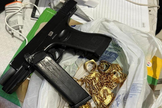 Foram apreendidos celulares, chips de telefônicos, eletrônicos, veículos, armas e documentos -  (crédito: PCDF/Divulgação)