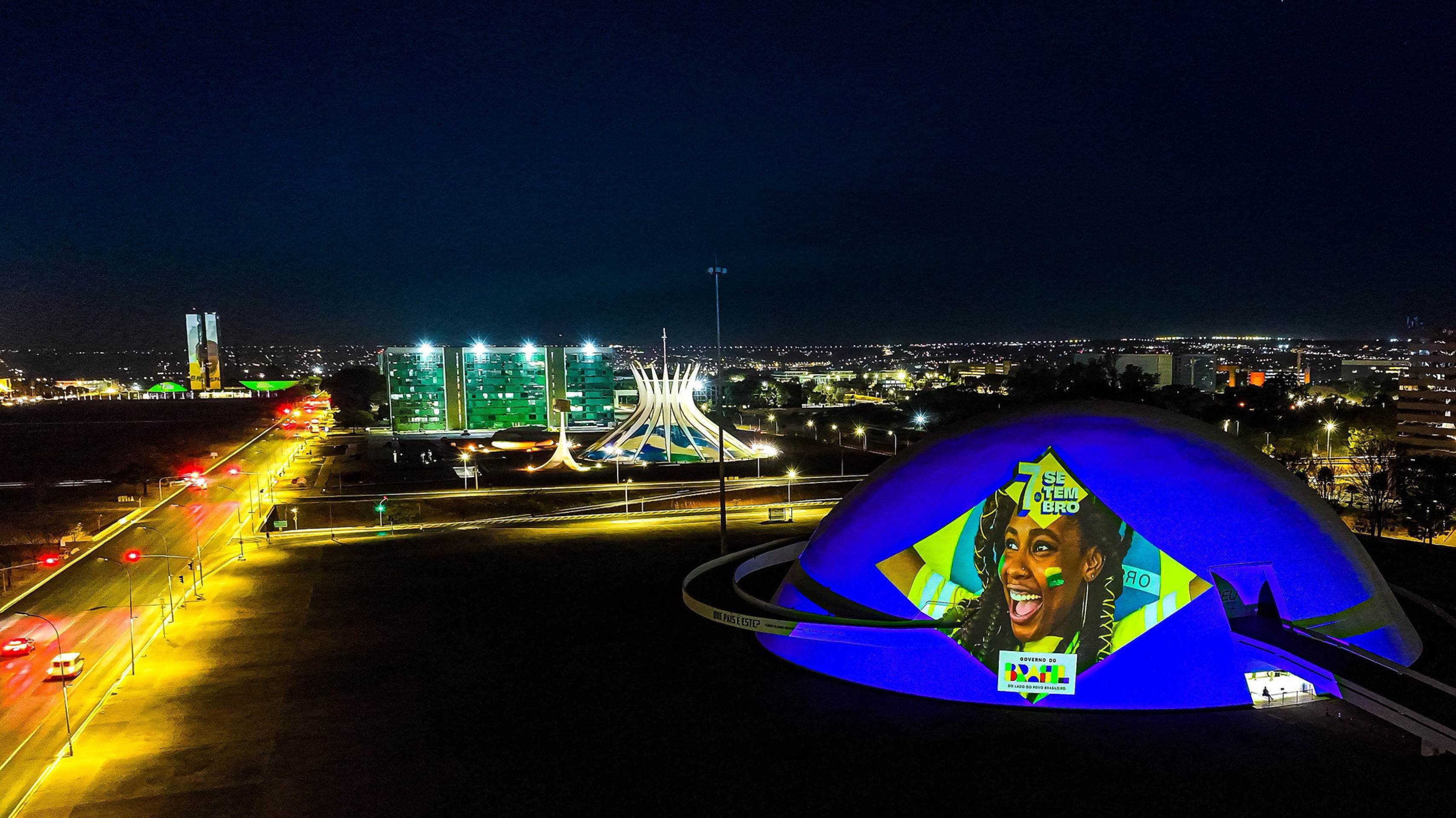 O Congresso Nacional e o Museu da República recebem nesta semana projeções com  o lema 