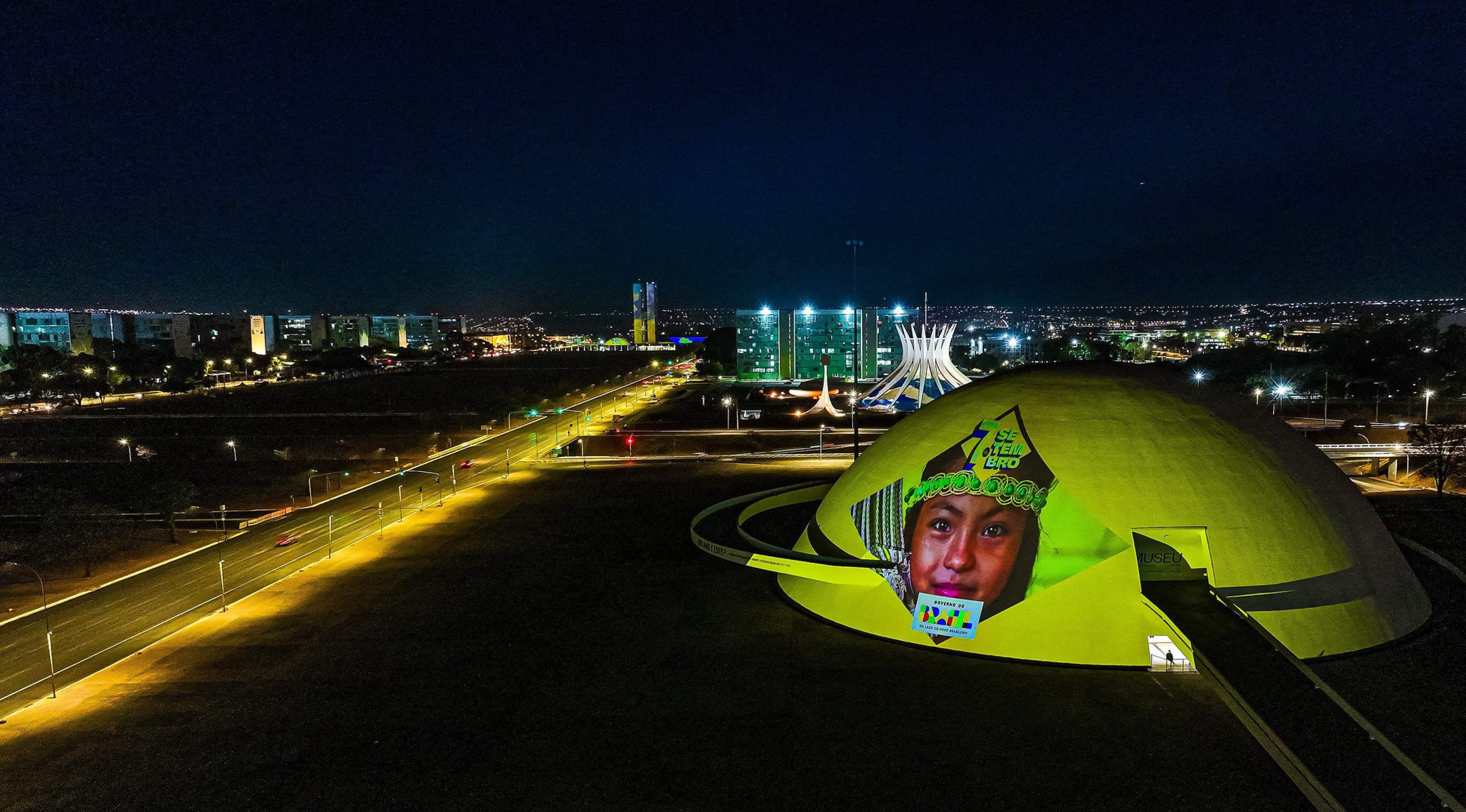 O Congresso Nacional e o Museu da República recebem nesta semana projeções com  o lema 