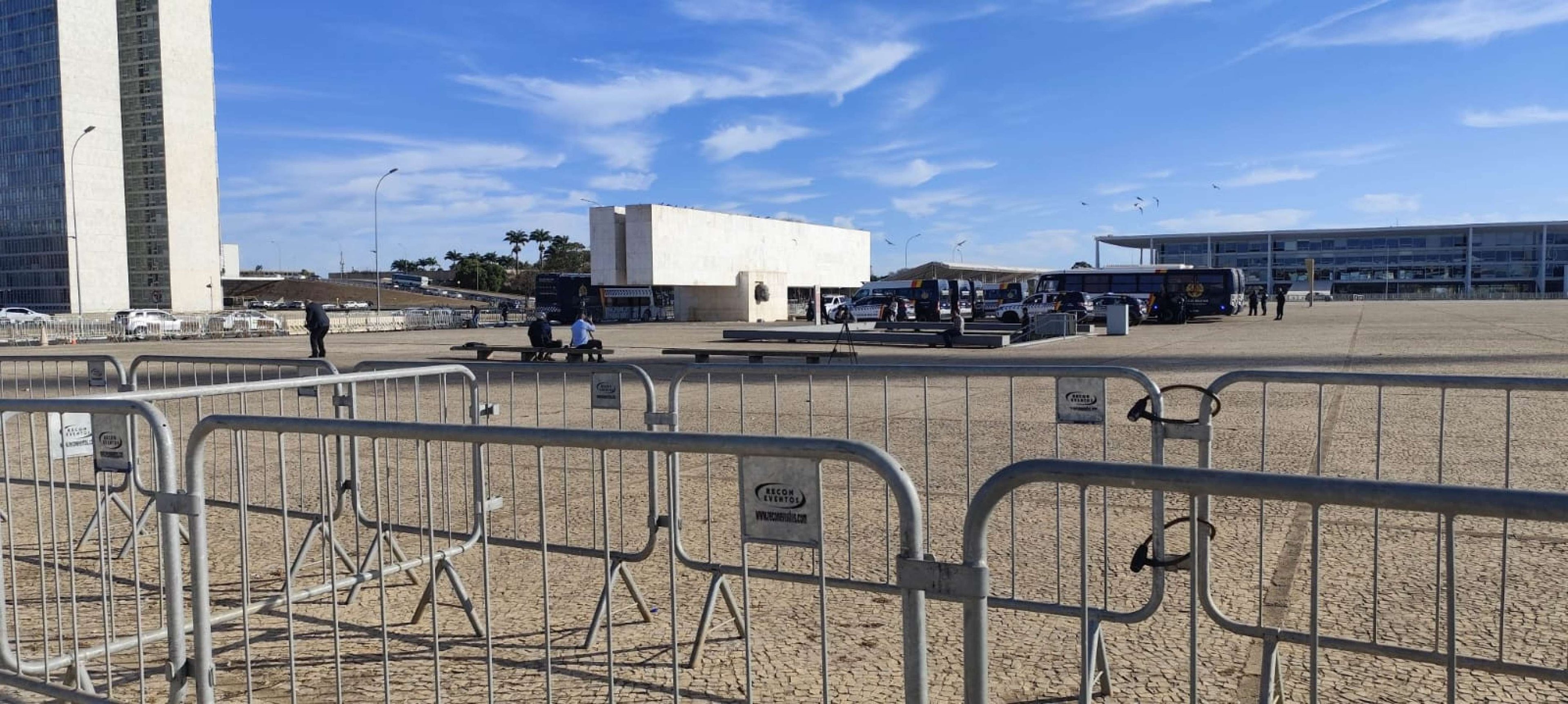 Praça dos Três Poderes conta com segurança reforçada no primeiro dia de julgamento do Núcleo 1. A partir desta terça-feira (2/9), os arredores do Supremo contam com um esquema de segurança integrado entre Polícia Judicial Federal e Secretaria de segurança pública em Brasília, Distrito Federal (SSP-DF)
 