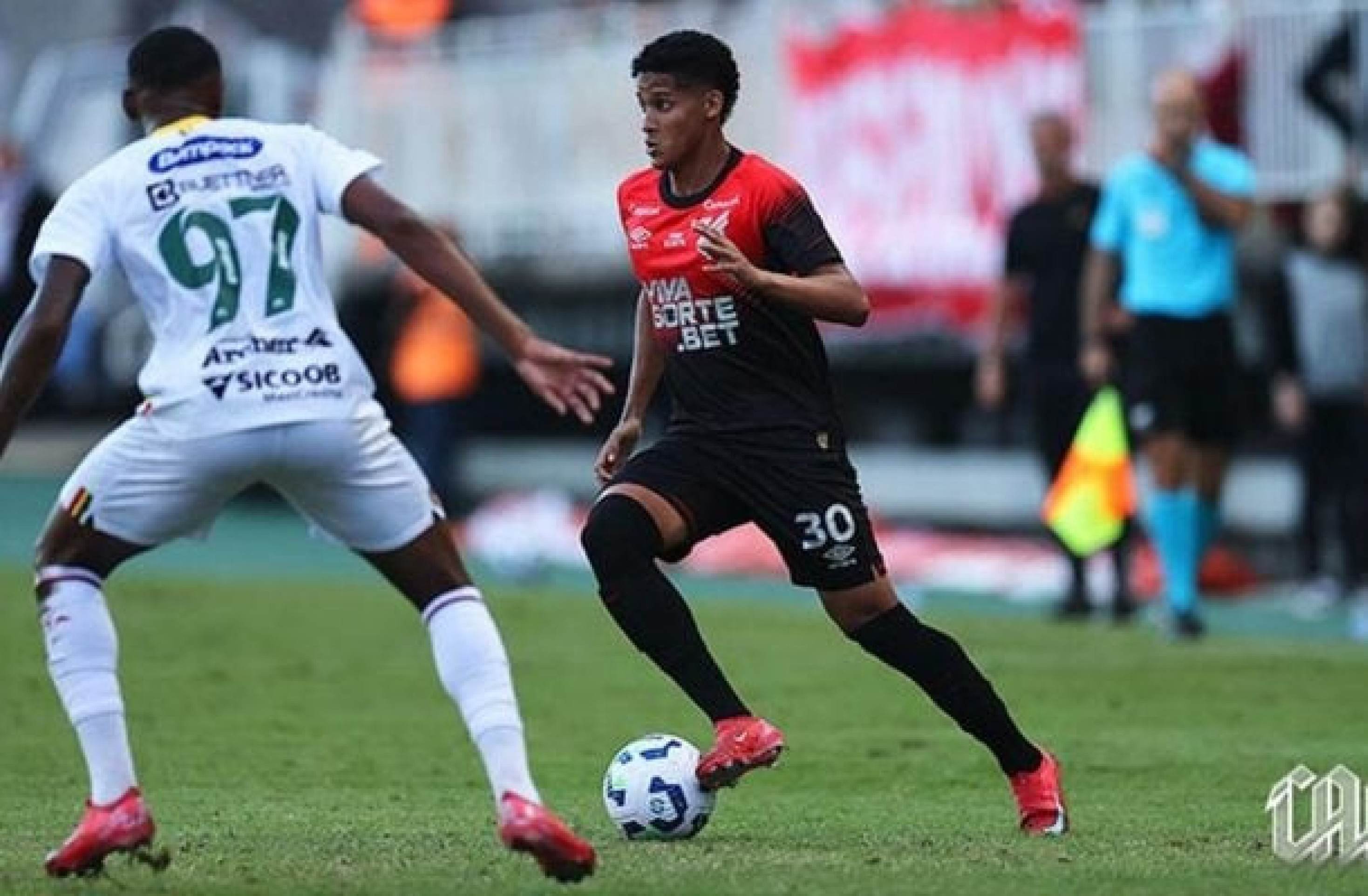 Em meio a clima tenso, Athletico veta retorno de Tevis e nega pedido do Cruzeiro