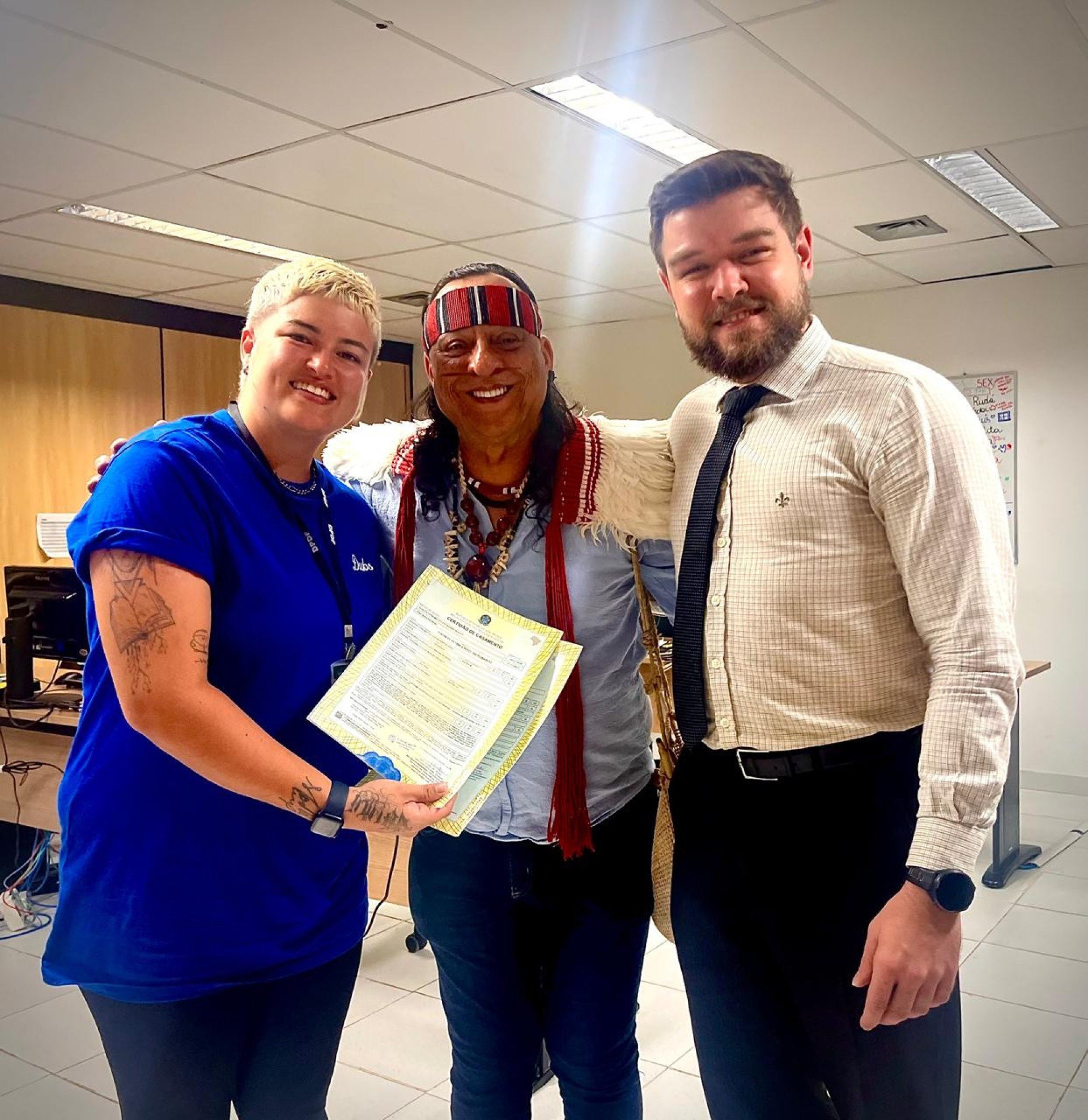 Nankupé recebendo a certidão retificada por ação de defensores públicos do DF