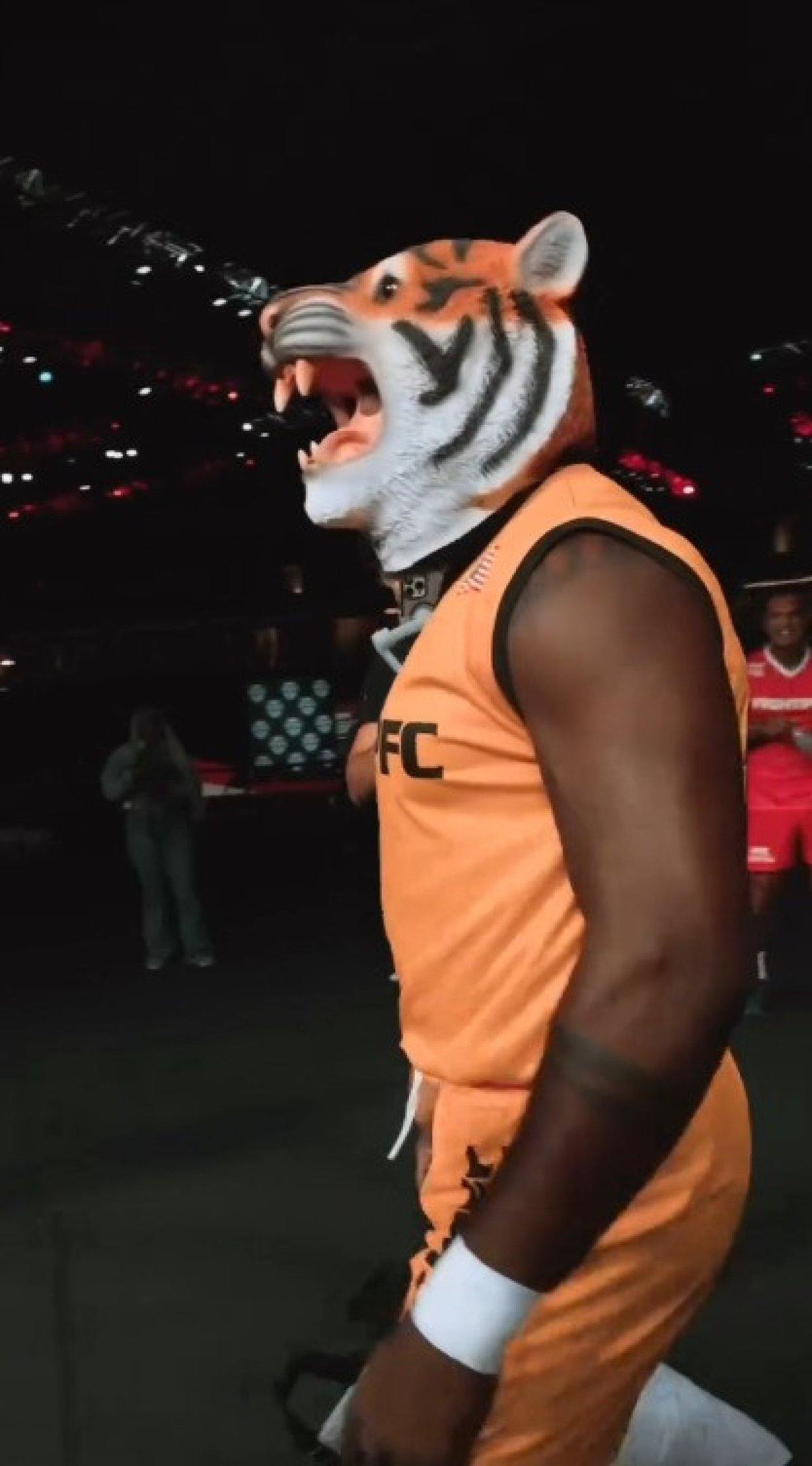 Ex lutador de UFC agora é campeão nas lutas de travesseiro