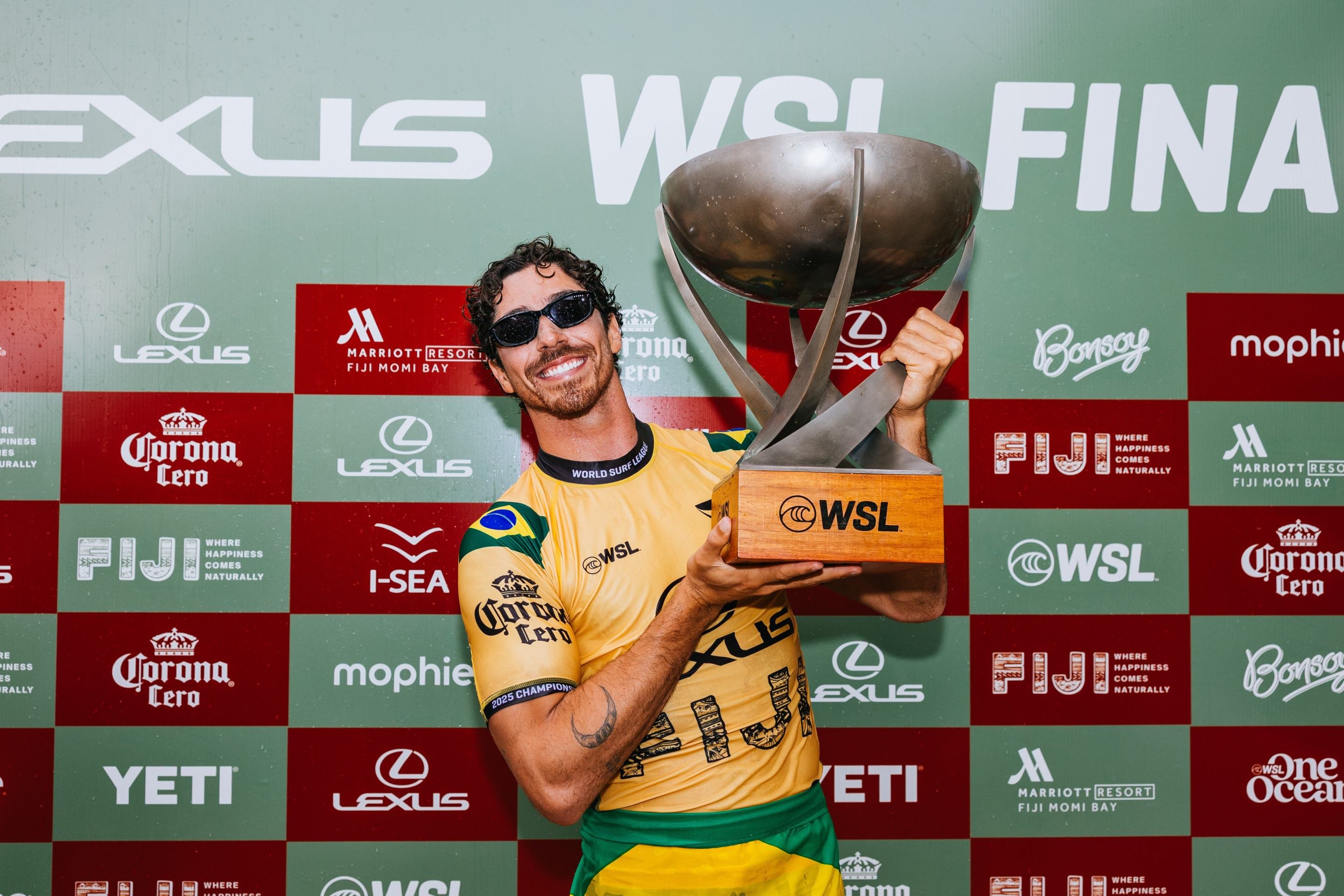 "Sentei no sofá, encarei o troféu e é muito doido pensar que é meu para sempre", relatou Yago Dora