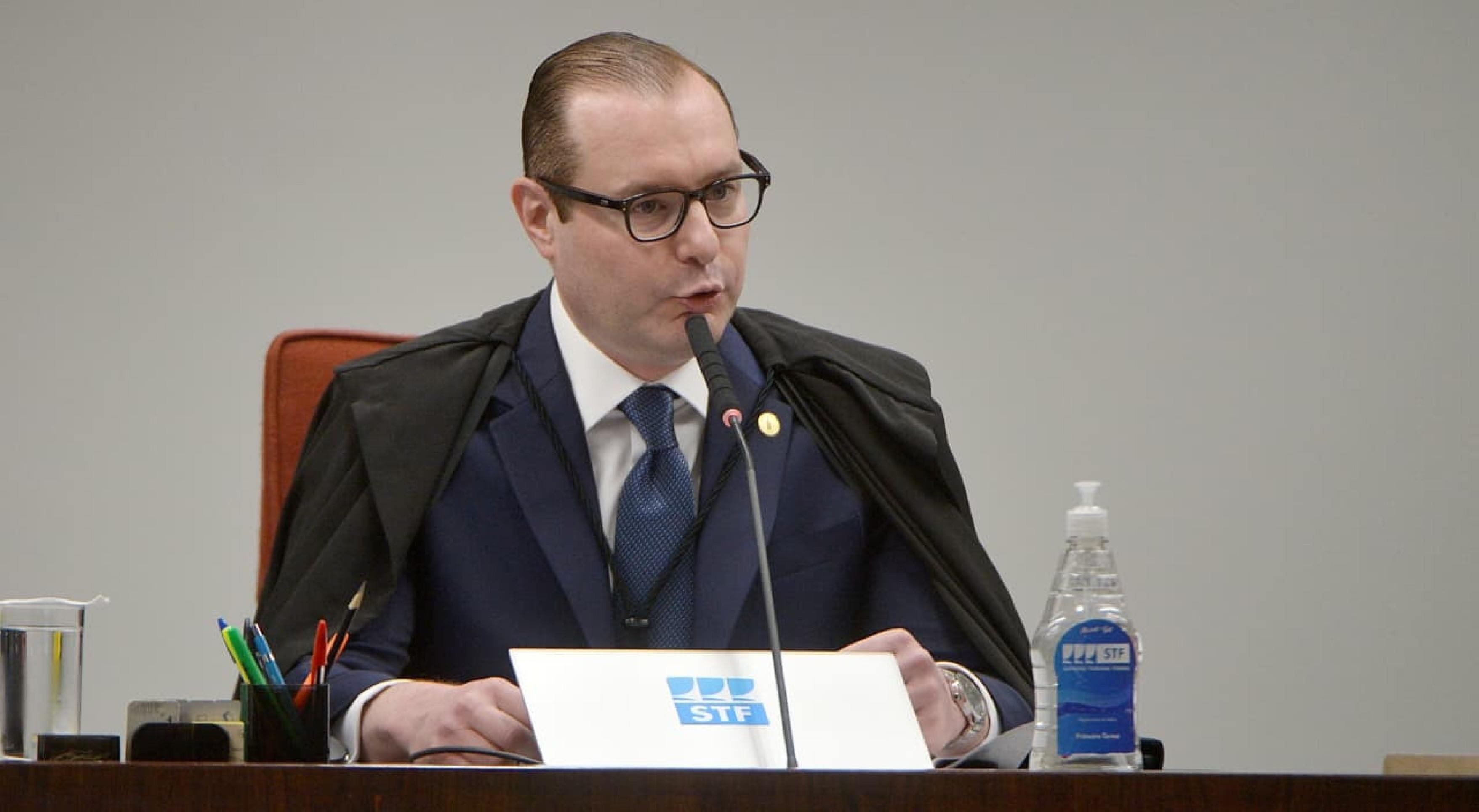 O ministrio Cristiano Zanin, presidente da Primeira Turma, abriu os trabalhos da sessão. O magistrado destacou que a exibição em tempo real se justifica pela necessidade de dar transparência ao processo, considerado histórico. 