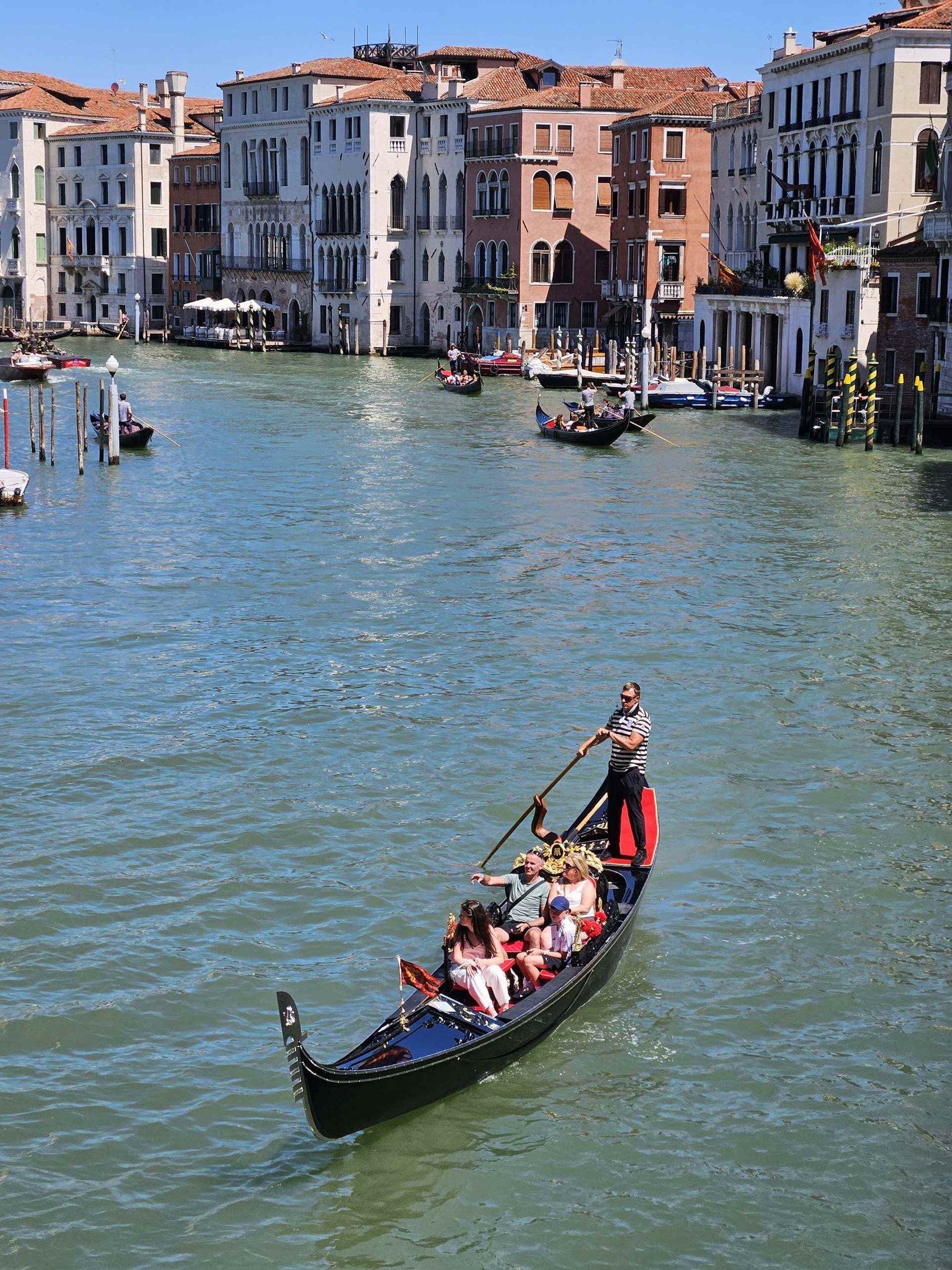 Gôndola cruzando o Grande Canal