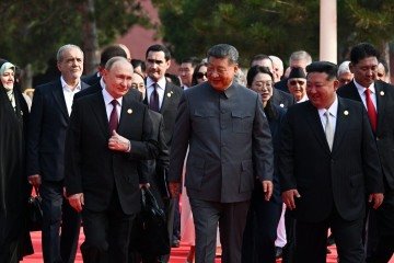 Da esquerda para a direita, Vladimir Putin caminha com Xi Jinping e Kim Jong-un: aliança alternativa ao Ocidente preocupa dos EUA  -  (crédito: Sergey Bobylev/AFP)