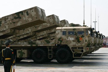 Unidades de artilharia de foguetes são vistas durante parada