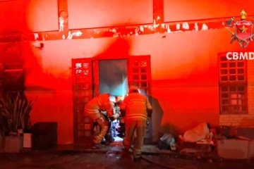 Uma pessoa morre e outra fica ferida após fogo atingir casa em condomínio no DF. O incêndio ocorreu no Condomínio Residencial RK, em Sobradinho, na noite desta quarta-feira (3/9) -  (crédito:  CBMDF/Divulgação)