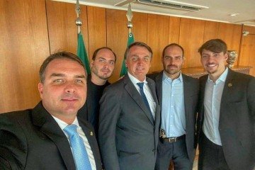 Na foto, da esquerda para a direira: Fl&aacute;vio Bolsonaro, Carlos Bolsonaro, Jair Bolsonaro, Eduardo Bolsonaro e Renan Bolsonaro. -  (crédito: Reprodu&ccedil;&atilde;o/X)