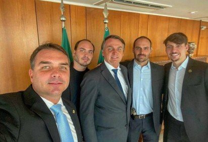 Na foto, da esquerda para a direira: Fl&aacute;vio Bolsonaro, Carlos Bolsonaro, Jair Bolsonaro, Eduardo Bolsonaro e Renan Bolsonaro. -  (crédito: Reprodu&ccedil;&atilde;o/X)