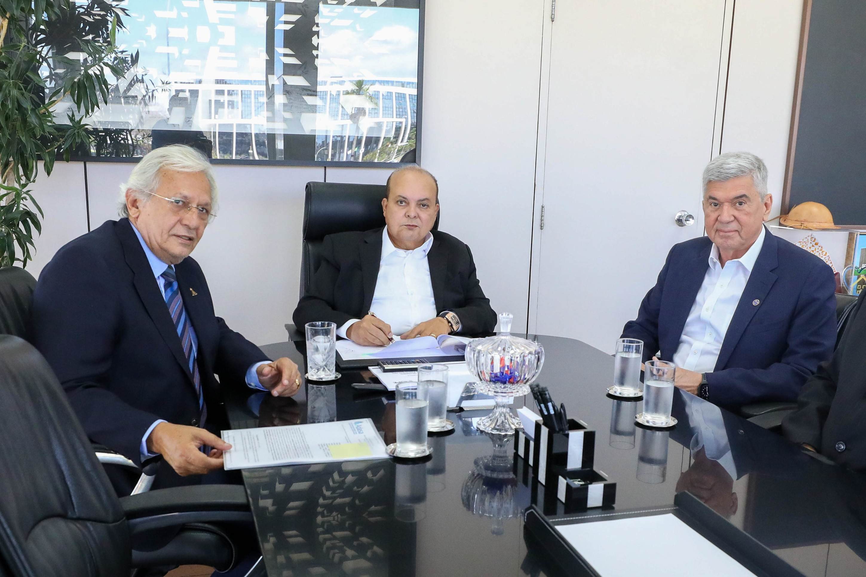 Ibaneis assina contrato que autoriza Caesb a atuar permanentemente