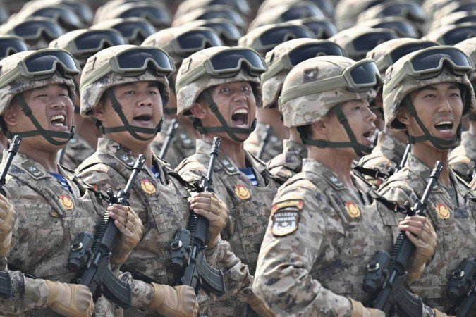Soldados chineses marcham na Praça Tiananmen, em Pequim 

