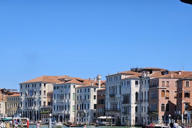 Gôndola cruzando o Grande Canal