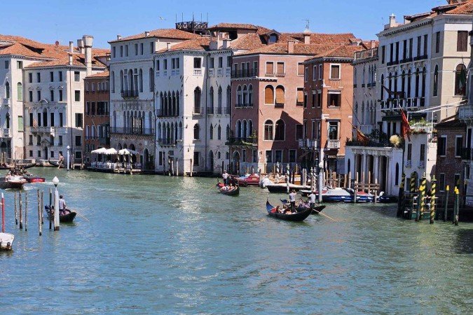 Gôndola cruzando o Grande Canal