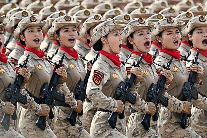 Os mísseis DF-61 fizeram sua estreia pública durante o desfile -  (crédito: BBC)