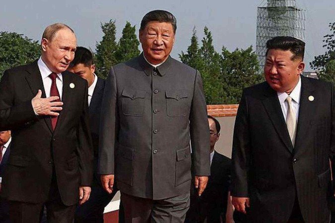 Da esquerda para a direita: Kim Il Sung; o primeiro premiê da República Popular da China, Zhou Enlai (1898-1976); o segundo secretário do Partido Comunista da União Soviética, Mikhail Suslov (1902-1982); o presidente do Partido dos Trabalhadores do Vietnã, Ho Chi Minh (1890-1969); Mao Tsé-Tung; e Nikita Khrushchev. - (crédito: Getty Images) Da esquerda para a direita: Kim Il Sung; o primeiro premiê da República Popular da China, Zhou Enlai (1898-1976); o segundo secretário do Partido Comunista da União Soviética, Mikhail Suslov (1902-1982); o presidente do Partido dos Trabalhadores do Vietnã, Ho Chi Minh (1890-1969); Mao Tsé-Tung; e Nikita Khrushchev. - (crédito: Getty Images)