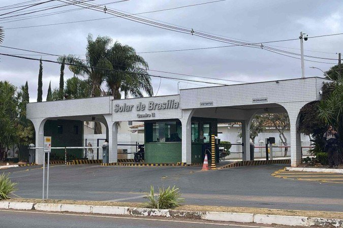 Fachada do condomínio Solar de Brasília, quadra III, no Jardim Botânico, onde Bolsonaro mora - (crédito: Davi Cruz/CB/D.A PRESS) Fachada do condomínio Solar de Brasília, quadra III, no Jardim Botânico, onde Bolsonaro mora - (crédito: Davi Cruz/CB/D.A PRESS)