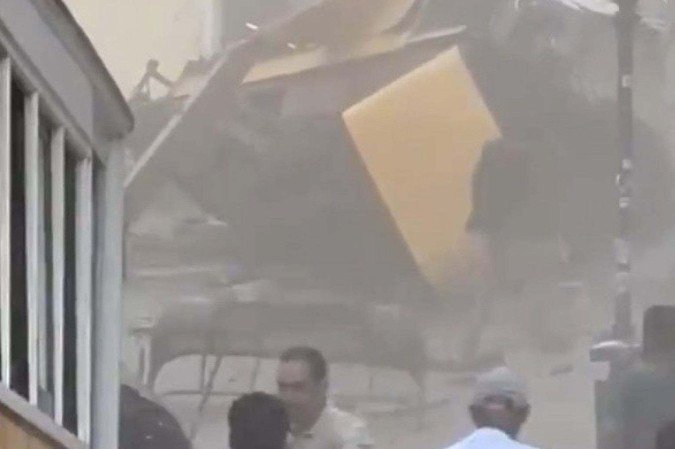 Operação de resgate mobiliza dezenas de equipes e vítimas seguem presas nas ferragens - (crédito: Reprodução/X/@claudiaaict) Operação de resgate mobiliza dezenas de equipes e vítimas seguem presas nas ferragens - (crédito: Reprodução/X/@claudiaaict)