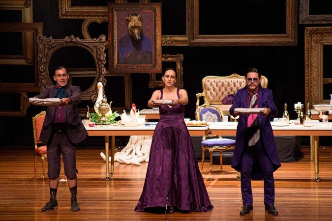 Peça Nastácia, com  Chico Pelúcio, Flávia Pyramo e Lenine Martins