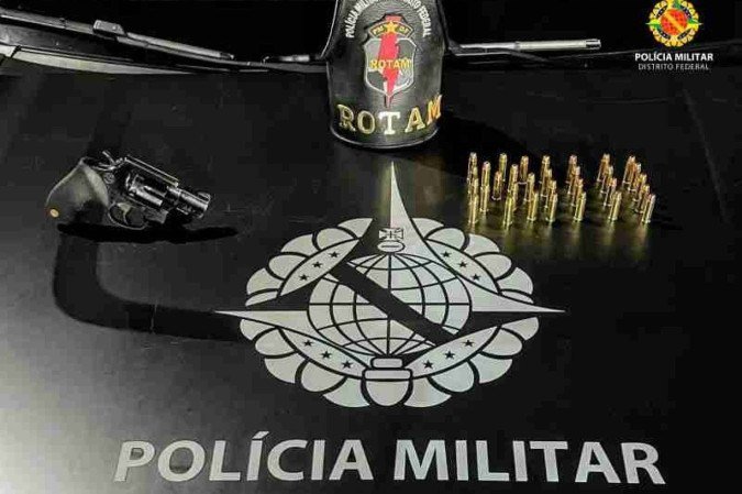 Com o suspeito, foram encontrados um revólver calibre .38 e 31 munições intactas - (crédito: PMDF/Divulgação) Com o suspeito, foram encontrados um revólver calibre .38 e 31 munições intactas - (crédito: PMDF/Divulgação)