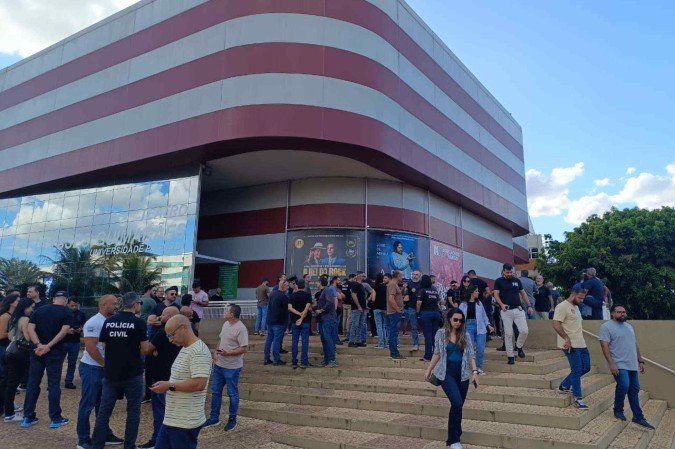 Políciais civis saindo da assembleia, realizada na Unip, que rejeitou a proposta de reajuste apresentada pelo governo federal -  (crédito: Ana Carolina Alves)