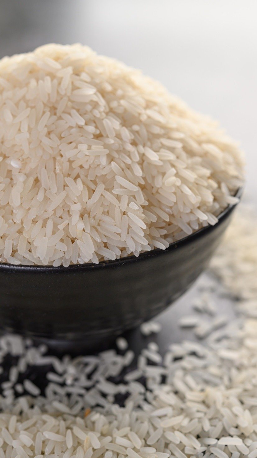  Milled rice in a black bowl on the black cement floor. Selective focus
     -  (crédito: Freepik)