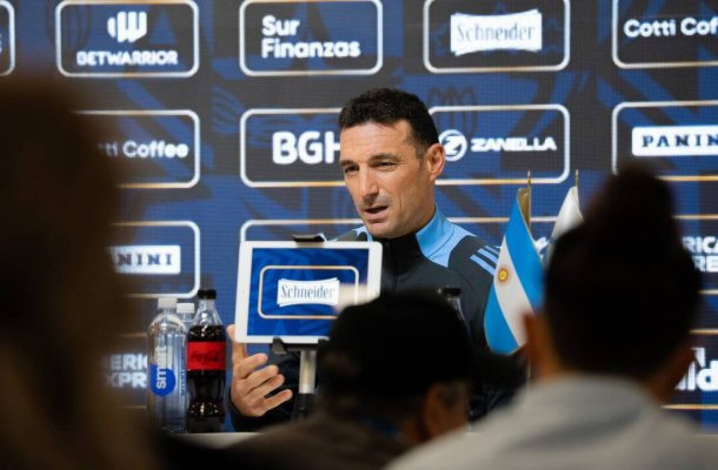 Scaloni se emociona ao falar sobre despedida de Messi na Argentina