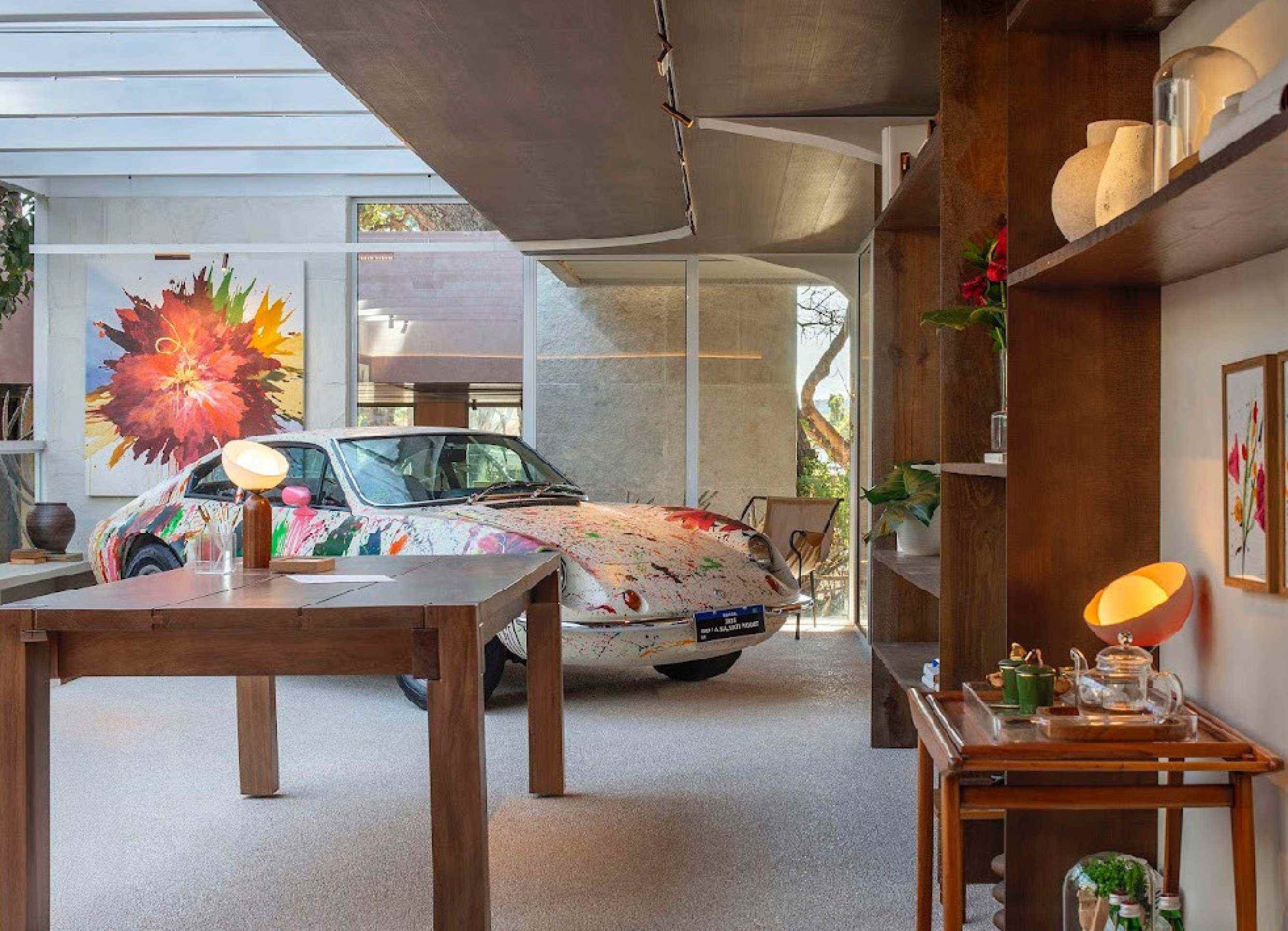 Móveis que carregam memórias: estantes e nichos se destacam nos ambientes 