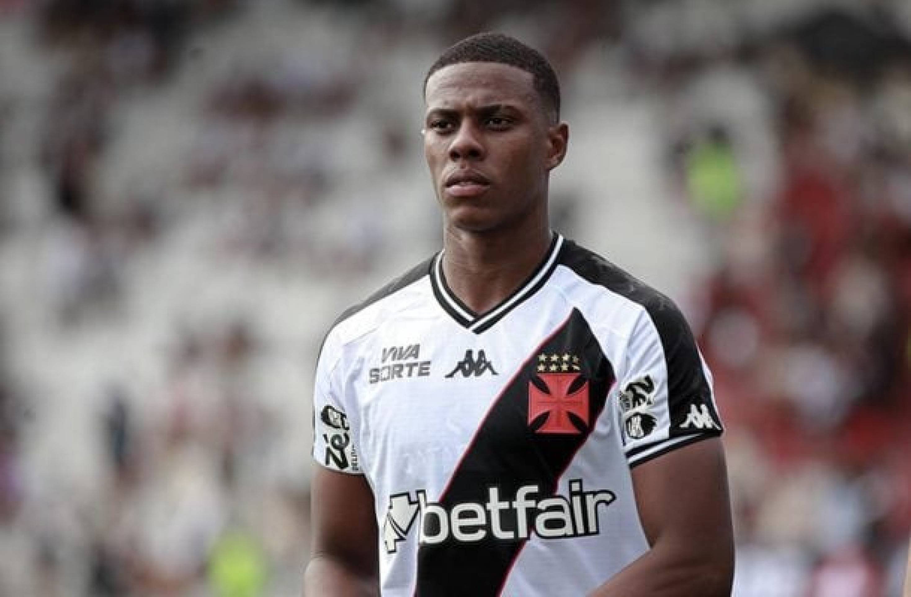 Volante do Vasco desiste de atuar na Europa e assina com o Avaí