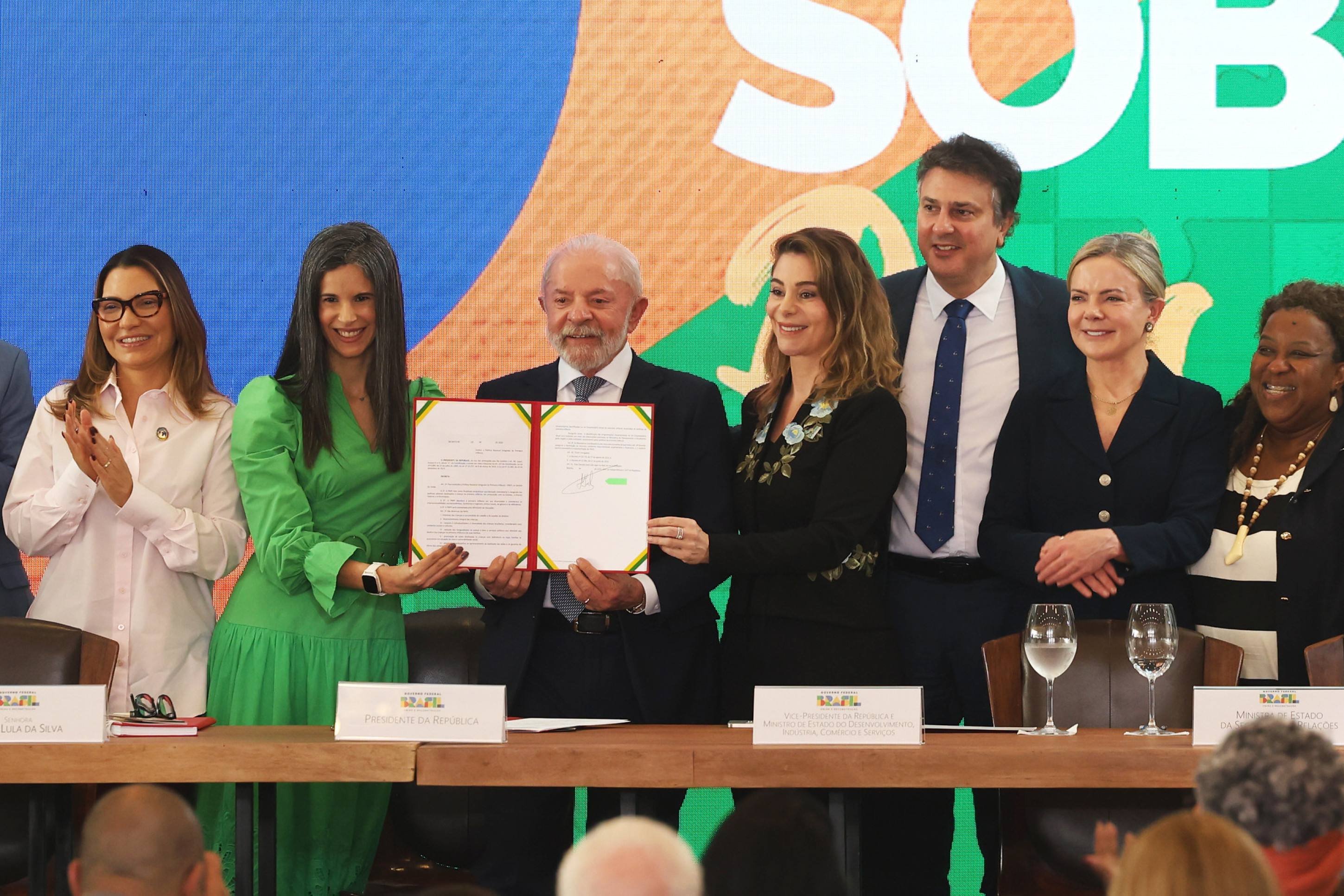 Mariana Luz, CEO da Funda&ccedil;&atilde;o Maria Cecilia Souto Vidigal, com o presidente Lula e ministros, na san&ccedil;&atilde;o da Pol&iacute;tica Nacional Integrada da Primeira Inf&acirc;ncia