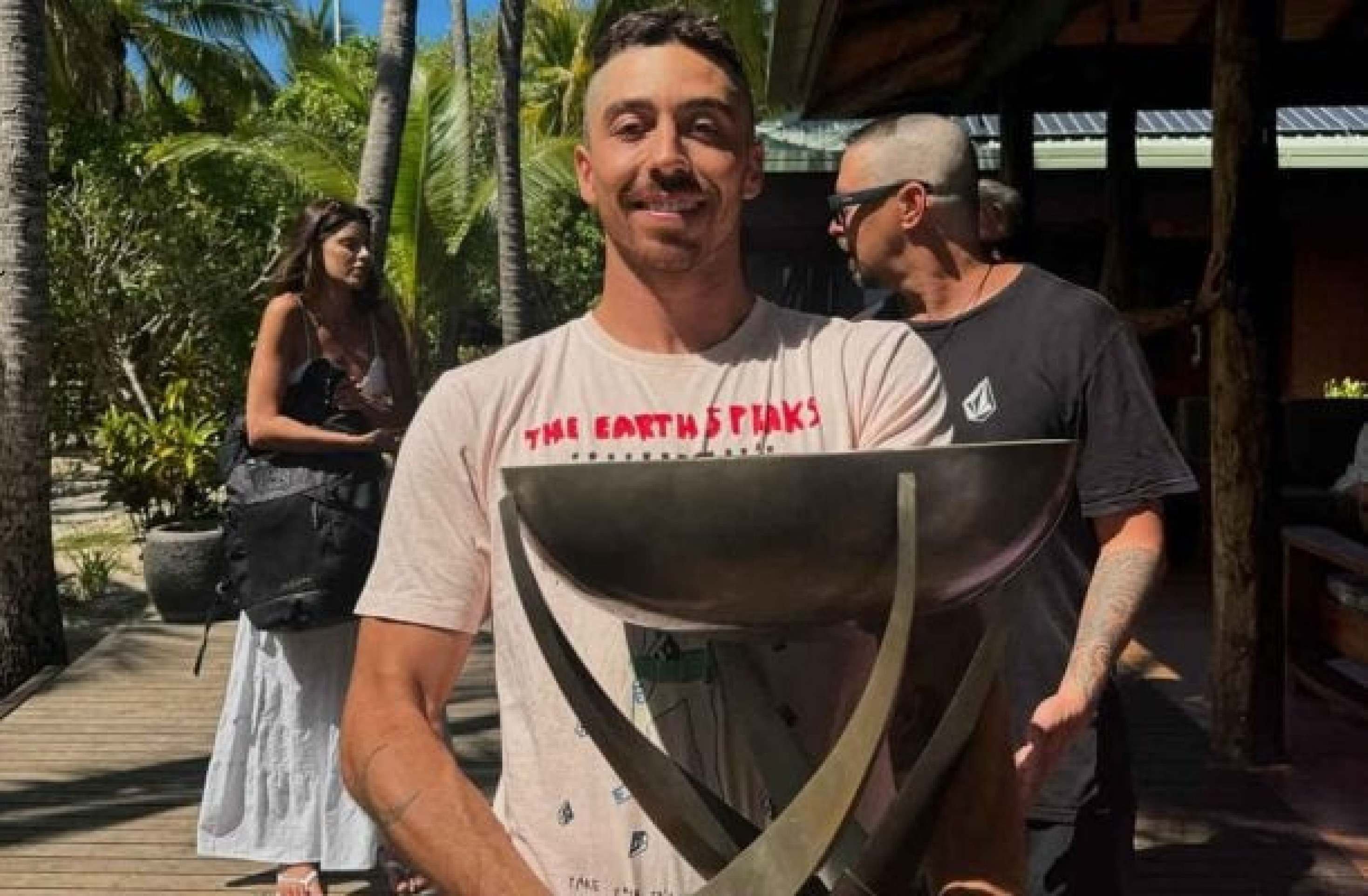 Yago Dora homenageia Ronaldo Fenômeno com “corte cascão” em título mundial da WSL