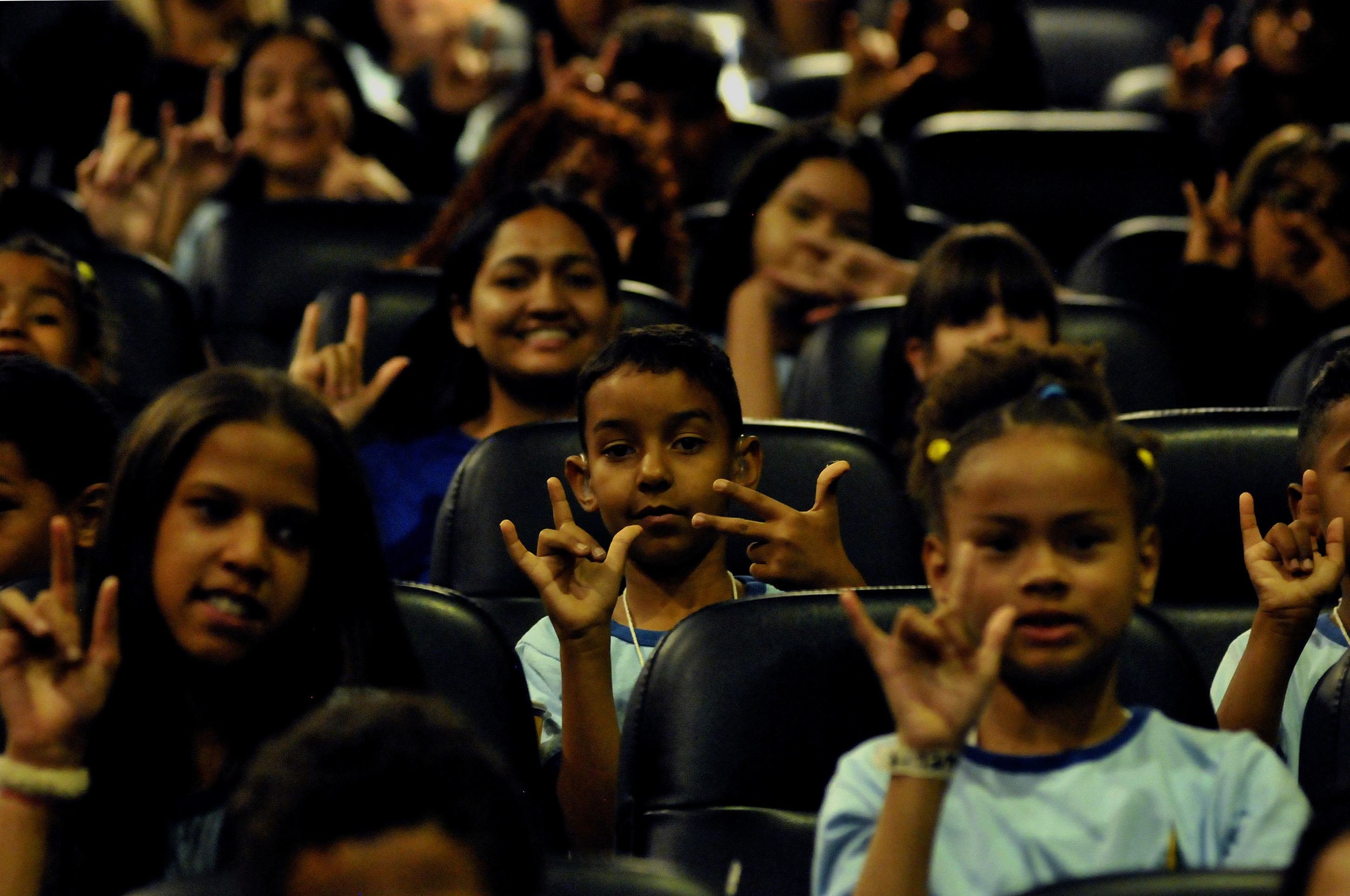 Na sessão especial, crianças se comunicam na Língua Brasileira de Sinais 
