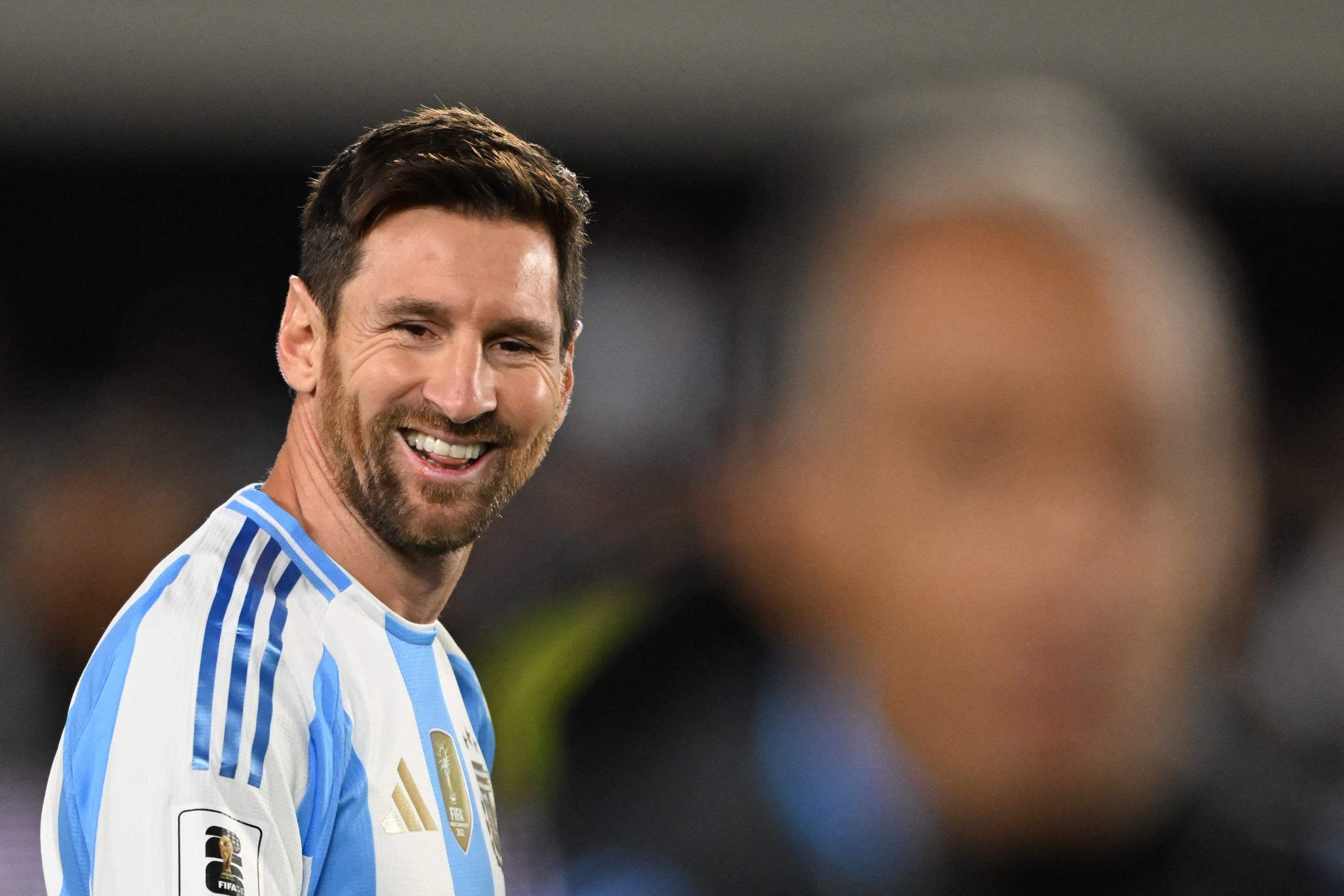 Messi se despede da seleção na Argentina com choro, festa, e gols