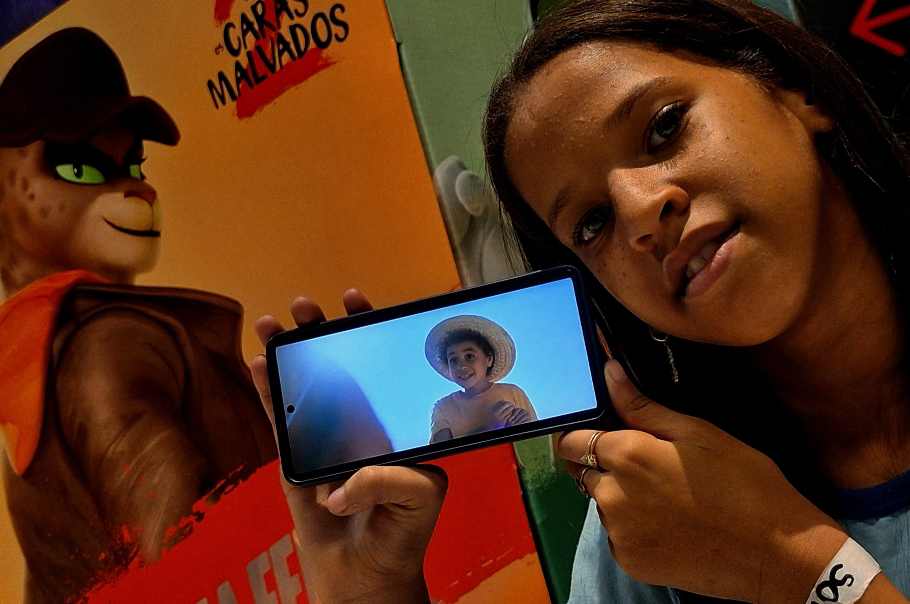 Sophia gostou de assistir a um filme com legenda e um intérprete de Libras